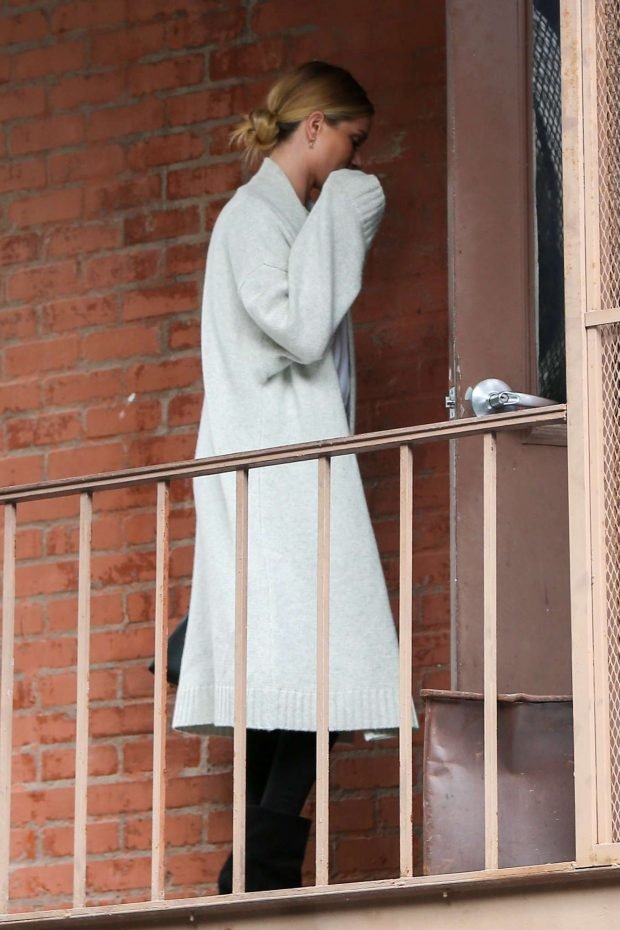 Rosie Huntington Whiteley: Arrives at a skin care clinic -07