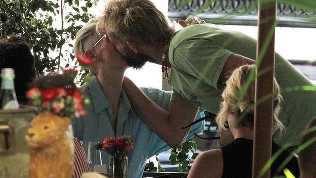 Tilda Swinton, 60, shares a tender kiss with her partner Sandro Kopp, 43,  as they enjoy lunch out with her daughter Honor, 23, and pals in Rome -  Opera News