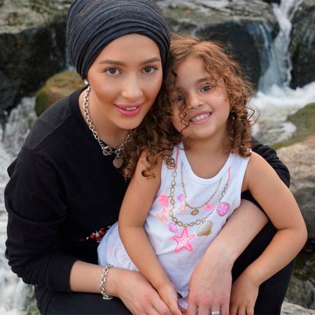Нура Афиа с дочерью