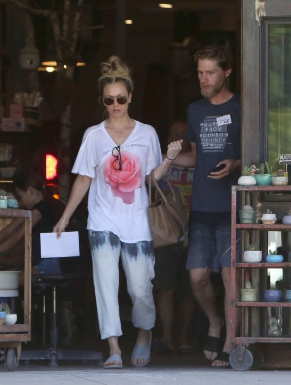 Kaley Cuoco- Spotted at Eureka in Los Angeles-27