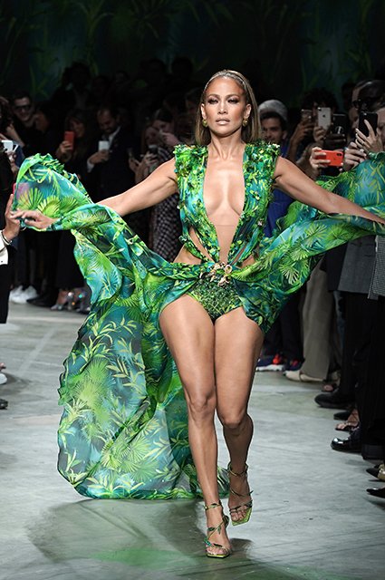 Дженнифер Лопес на показе Versace весна-лето — 2020