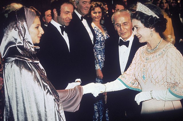 Барбра Стрейзан и королева Елизавета II, 1975 год