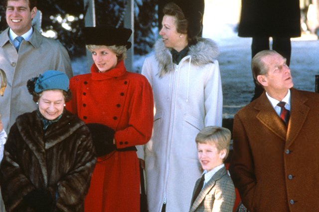 Принцесса Диана вместе с другими членами семьи на рождественской службе в 1985 году