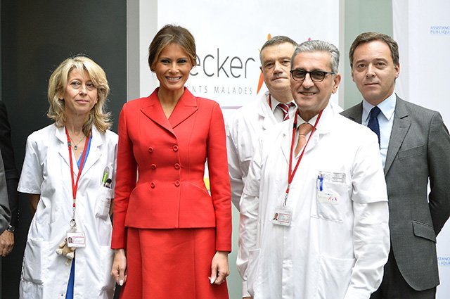 Мелания Трамп с сотрудниками больницы