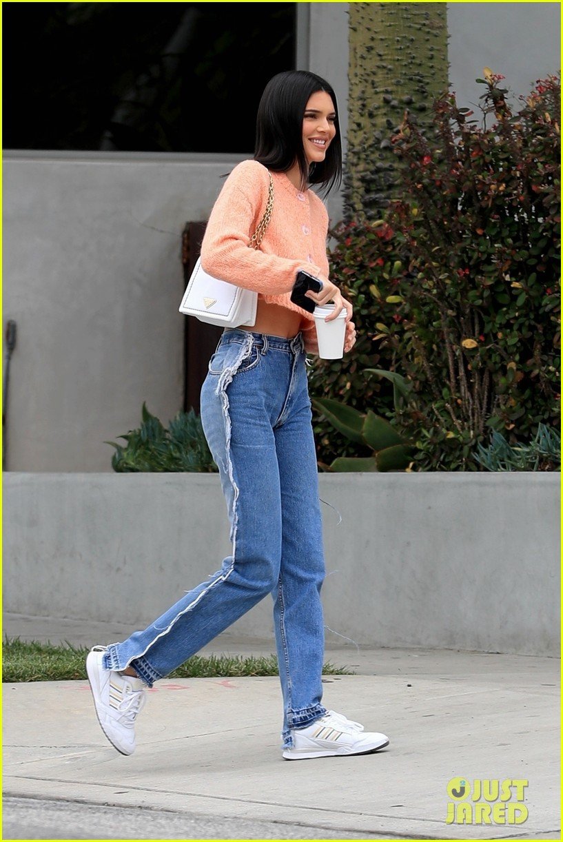 kendall jenner gets coffee with friends 014314409
