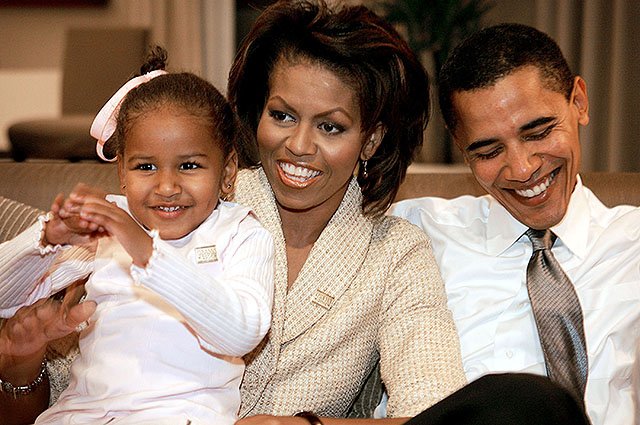 Барак и Мишель Обама с дочерью Сашей в 2004 году