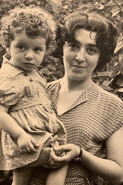Симона с матерью