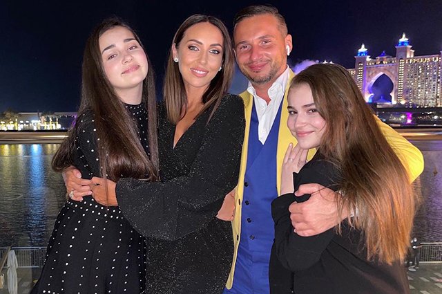 Алсу и Ян Абрамов с дочерьми Сафиной и Микеллой