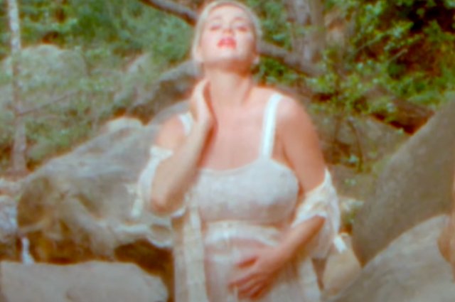 Кэти Перри в клипе Daisies