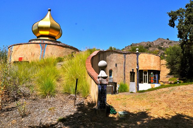 Винный завод Quixote находится в Калифорнии, в Долине Напы. Владелец завода был дружен с архитектором, и они совместно спроектировали это чудесное творение зодчества. Живая крыша завода засажена кустарниками и деревьями, купол покрыт 24-каратным золотом.