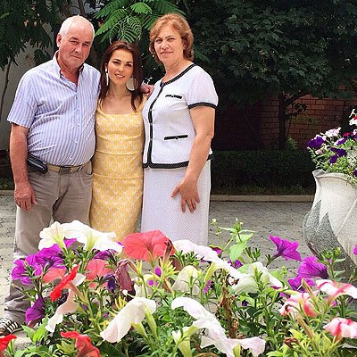 Сати Казанова с родителями (фото из Instagram)