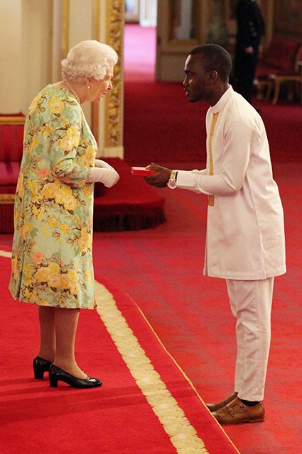 Королева Елизавета II вручает награду