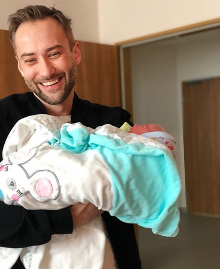 Дмитрий Шепелев с новорожденным ребенком