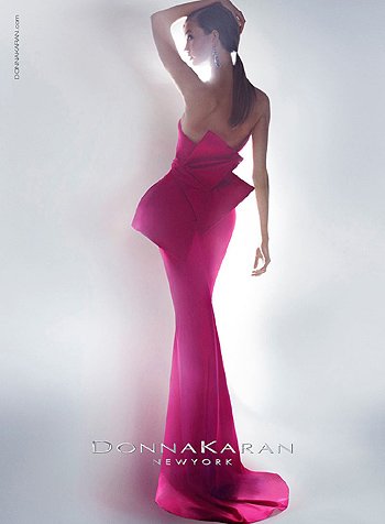 Карли Клосс в рекламной кампании Donna Karan Resort 