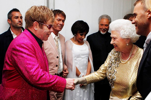 Немного блеска никогда не повредит, считает Элтон Джон. И королева сама с этим согласна! Розовый пиджак и золотое платье сверкали в унисон на это встрече в 2012 году