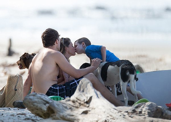 жизель бундхен с семьей на пляже