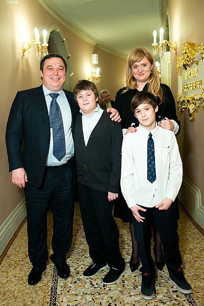 Анна Михалкова с мужем Альбертом Баковым и детьми 