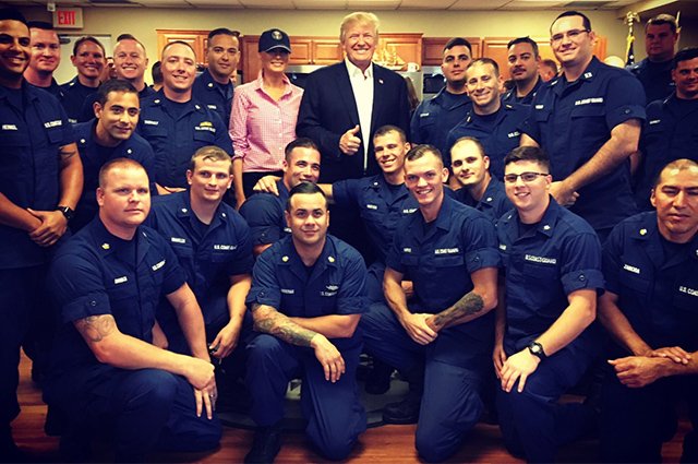 Мелания и Дональд Трамп на встрече со спасателями во Флориде