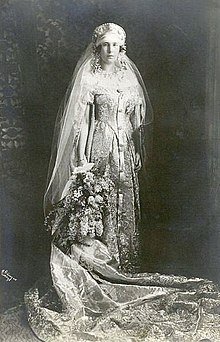 http://upload.wikimedia.org/wikipedia/commons/thumb/4/4a/Grand_Duchess_Maria_Kirillovna_of_Russia.JPG/220px-Grand_Duchess_Maria_Kirillovna_of_Russia.JPG