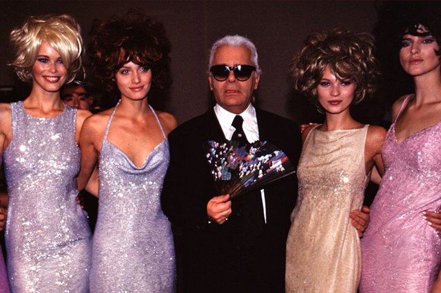 Теннант (справа) с дизайнером Карлом Лагерфельдом и другими моделями: Клаудией Шиффер и Кейт Мосс в 1996 году