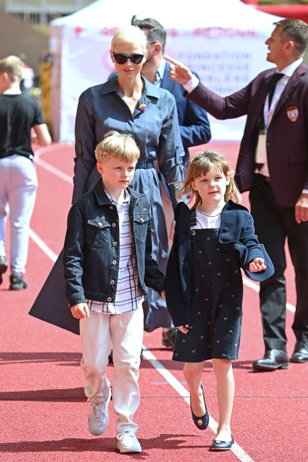 Княгиня Монако Шарлен с детьми