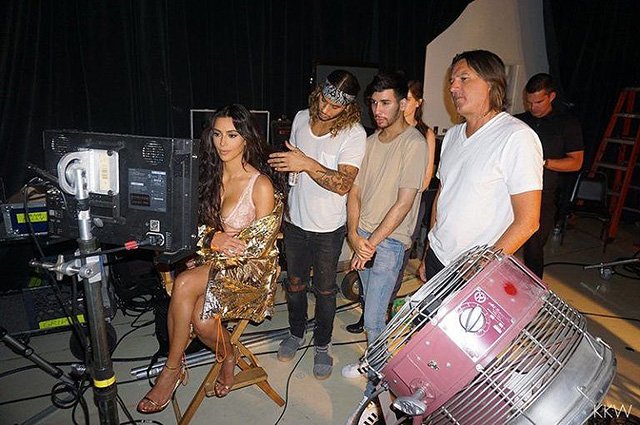 Ким Кардашьян на съемках видеокалендаря журнала Love
