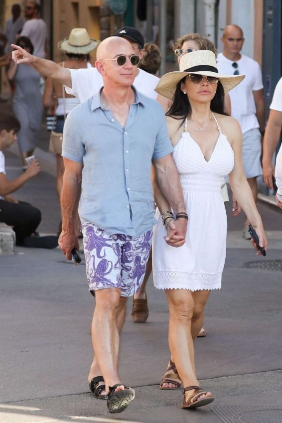 Lauren Sanchez 2019 : Lauren Sanchez and Jeff Bezos on vacationing in St Tropez-05