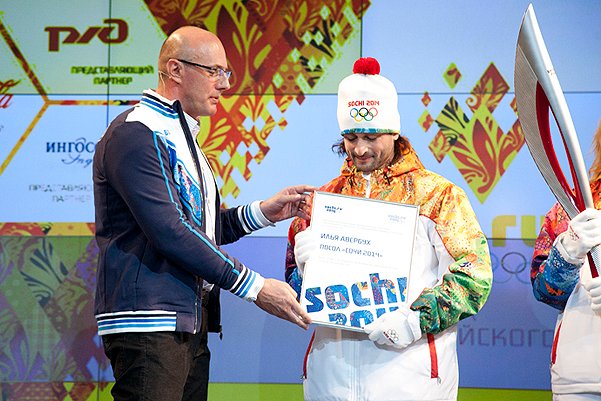 Илья Авербух и Татьяна Навка представили факел Олимпийских игр