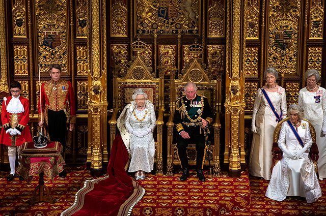 Королева Елизавета II и принц Чарльз в Вестминстерском дворце