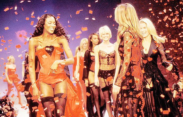 Наоми Кэмпбелл на шоу Victoria’s Secret, 1997 год