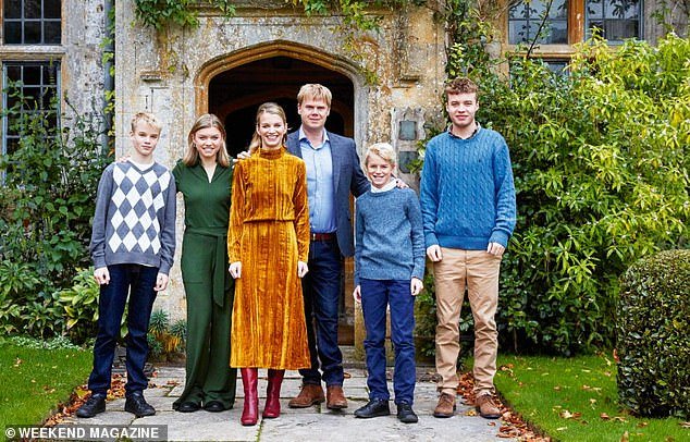 https://i.dailymail.co.uk/1s/2020/01/14/16/23391424-7886699-Julie_with_her_husband_Luke_and_children_William_Emma_Nestor_and-a-70_1579020906211.jpg