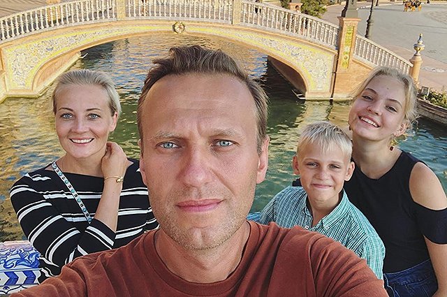 Юлия и Алексей Навальные с детьми