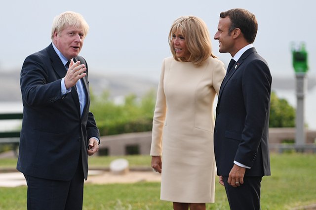 Премьер-министр Великобритании Борис Джонсон и президент Франции Эммануэль Макрон с супругой Брижит