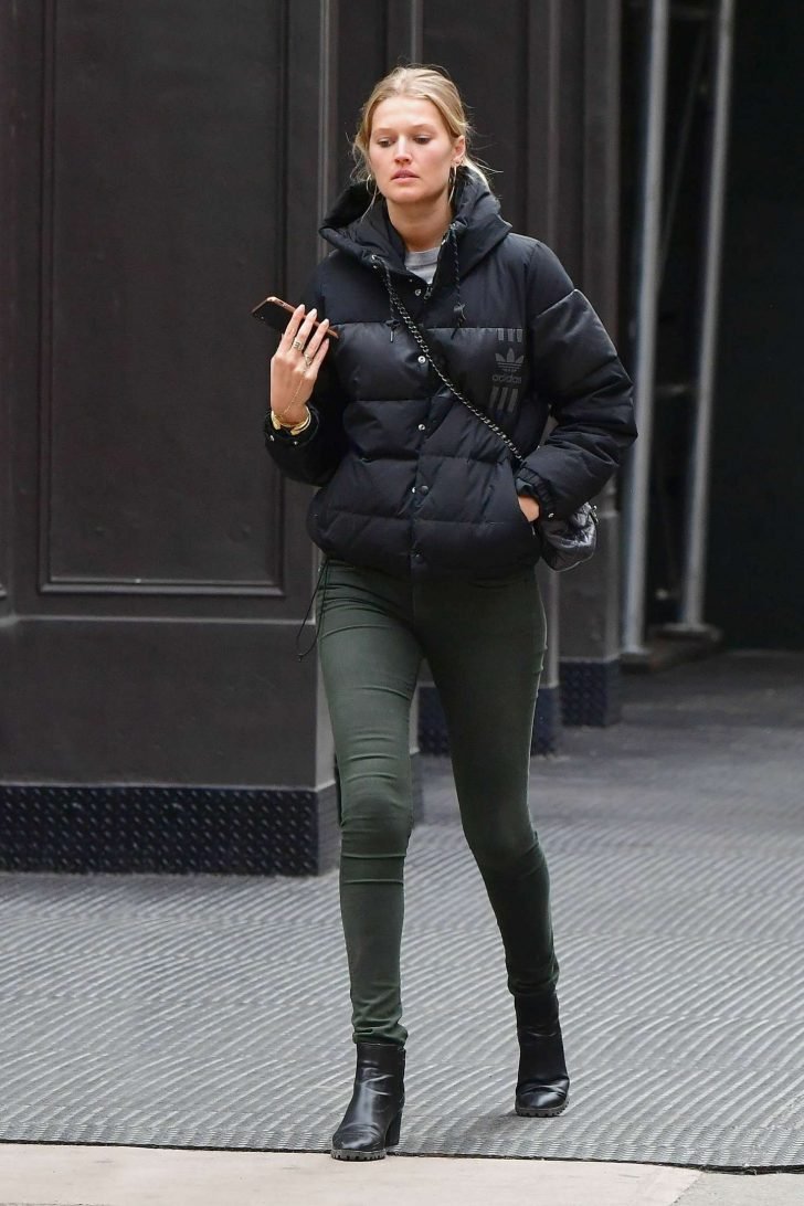 Toni Garrn: Out in New York -02