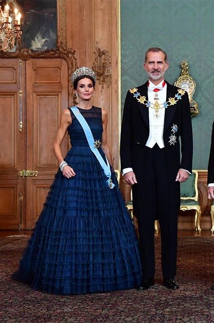 Королева Испании Летиция в платье H&M и король Филипп VI