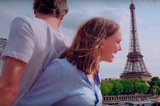 Натали Портман в кадре из рекламного видео Miss Dior