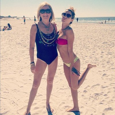 Эшли Тисдейл отправилась на пляж с мамой