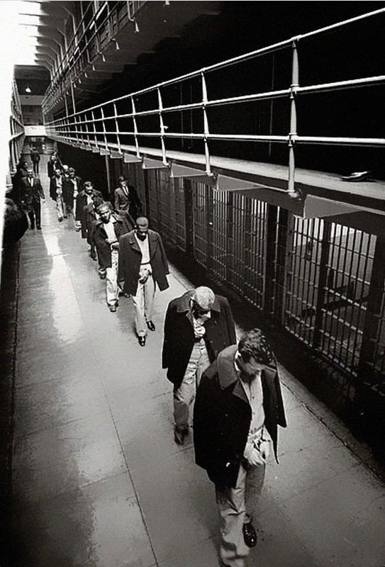 Последние заключенные покидают Алькатрац. 1963 год.