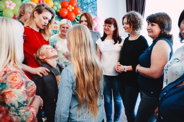 Наталья Водянова общается с руководителями и родителями в детском саду