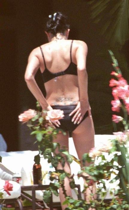 Великолепная знаменитость Анджелина Джоли в купальнике
