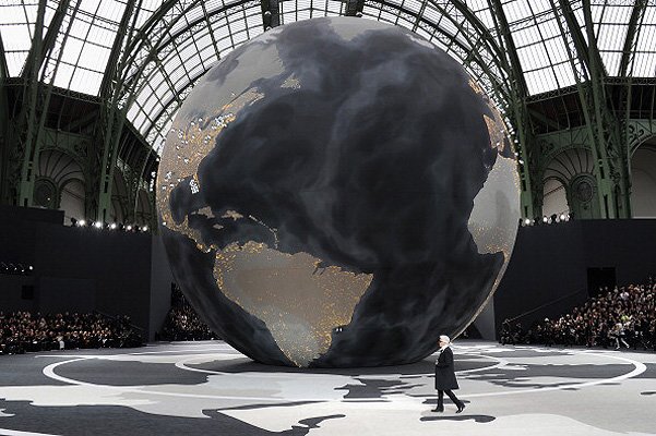 Карл Лагерфельд в финале показа коллекции Chanel осень-зима 2013-2014