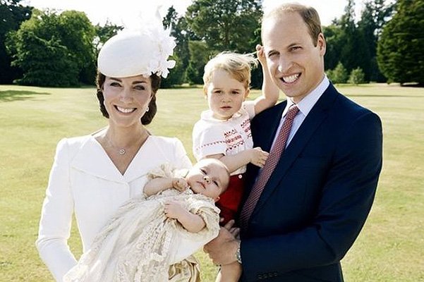 Герцогиня Кэтрин и принц Уильям с сыном принцем Джорджем и дочкй принцессой Шарлоттой