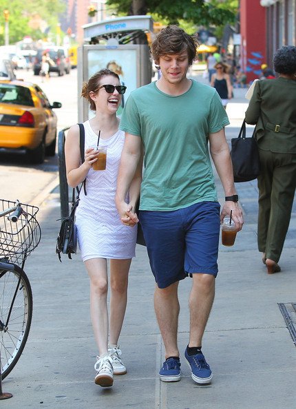 Evan Peters - Emma Roberts and Evan Peters Hold Hands in NYC