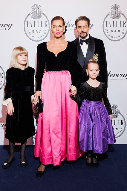 Юлия и Артем Акимовы с дочерьми