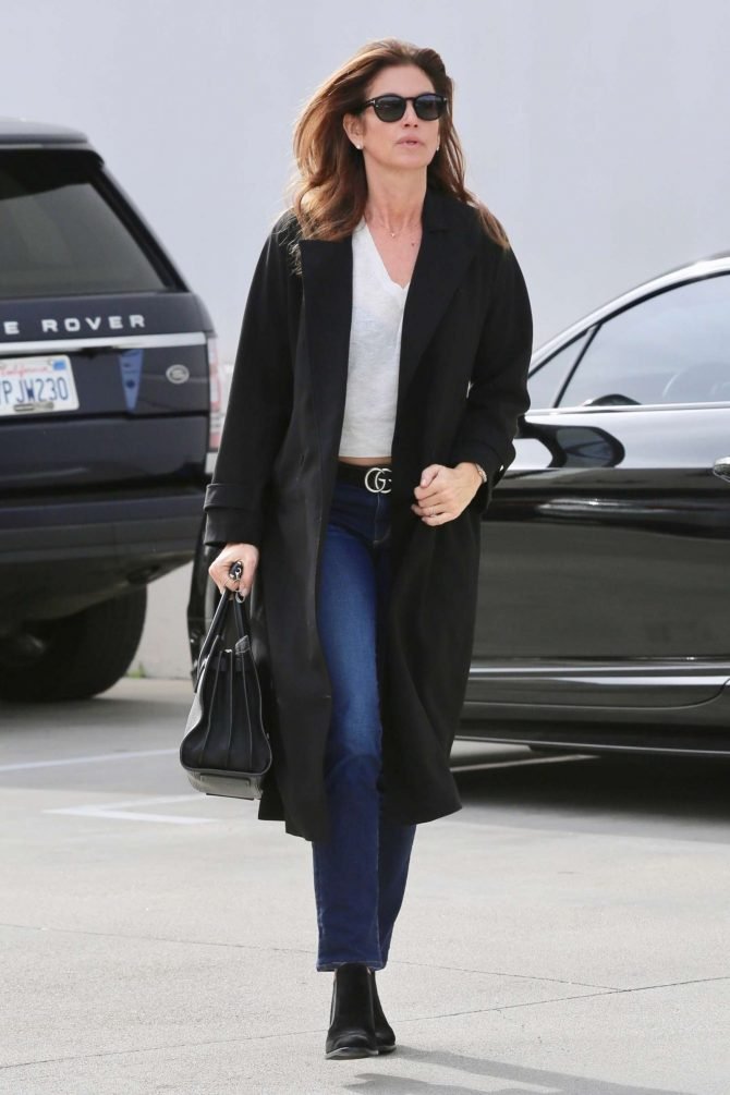 Cindy Crawford: Heads to the hair salon -02