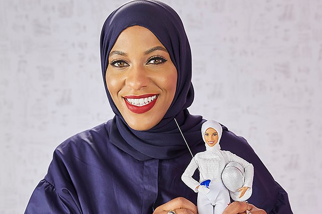 Ибтихадж Мухаммад с куклой Барби, прототипом которой она стала