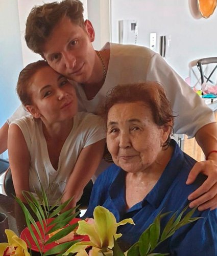 Ляйсан Утяшева с мужем Павлом Волей и бабушкой