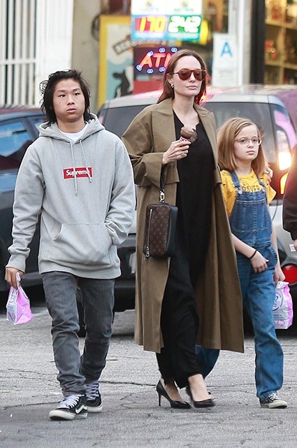 Анджелина Джоли с сыном Паксом и дочерью Вивьен