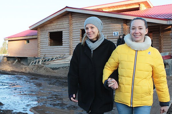 Дина Корзун и Чулпан Хаматова на строительстве детского реабилитационного центра