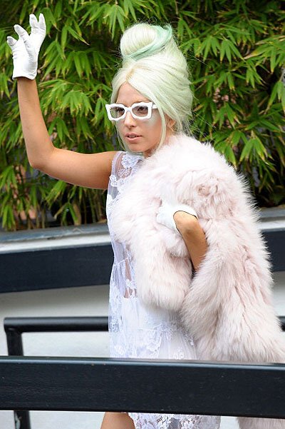 Леди Гага купила в Москве меховые шубы